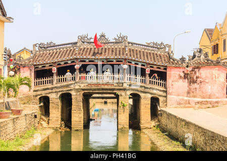 Hoi An, Vietnam - am 1. März 2010: Touristen auf die japanische Brücke. Die Brücke ist sehr berühmt. Stockfoto