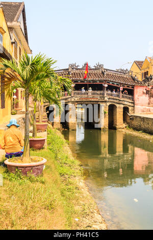 Hoi An, Vietnam - am 1. März 2010: Touristen auf die japanische Brücke. Die Brücke ist sehr berühmt. Stockfoto