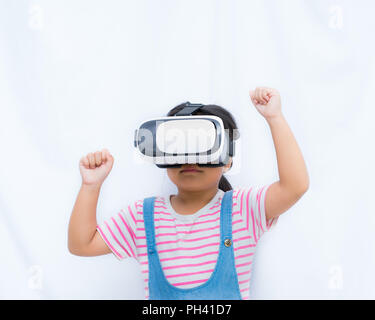 Kleine süße Mädchen tragen 3D-Brille auf weißem Hintergrund, Stockfoto