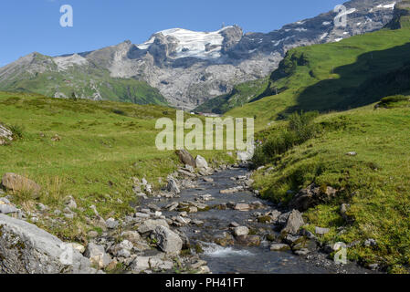 Fluss mit Wasser aus dem Gletscher Titlis in Engelberg in den Schweizer Alpen Stockfoto