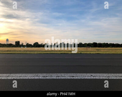 Blick vom Tempelhofer Feld in Richtung Berlin Zentrum. Stockfoto