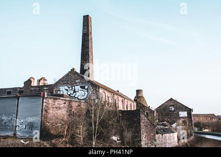 On-Trent, Staffordshire/UK -04.14.2018 Stoke: Reste der alten Töpferei auf der Bank von Trient und Mersey canal. historischen Industriearchitektur. Stockfoto