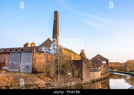 On-Trent, Staffordshire/UK -04.14.2018 Stoke: Reste der alten Töpferei auf der Bank von Trient und Mersey canal. historischen Industriearchitektur. Stockfoto