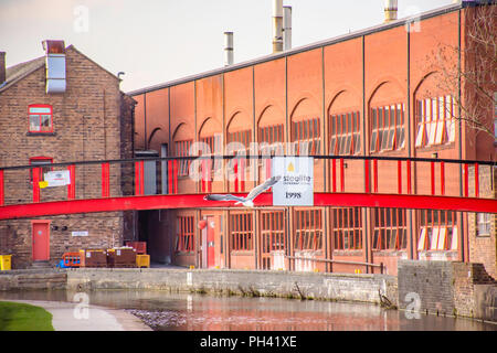 On-Trent, Staffordshire/UK -04.14.2018 Stoke: Moderne Industrie Bau von Steelite - Töpferei auf der Bank von Trient und Mersey canal. Stockfoto
