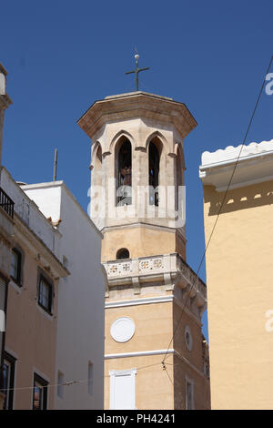 Spanien. Balearen. Menorca. Mahon. Stadtzentrum. Die Kathedrale Santa Maria Glockenturm. Stockfoto