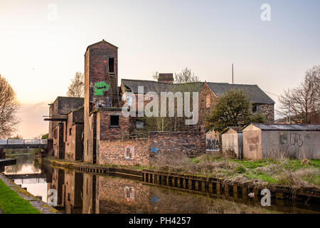 On-Trent, Staffordshire/UK -04.14.2018 Stoke: Reste der alten Töpferei auf der Bank von Trient und Mersey canal. Historische Industriearchitektur. Stockfoto
