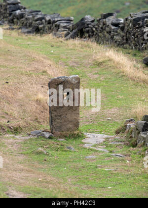 Einsame Stein gatepost aus einem verlassenen Hof auf der Heide außerhalb Haworth in West Yorkshire auf dem Weg nach oben Withins Bronté Stockfoto