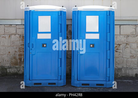 Zwei tragbare Toilette auf der Baustelle Stockfoto