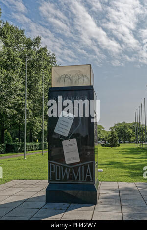 Westbury, New York - 21. August 2018 einen großen schwarzen Stein Denkmal zur Erinnerung an POW-MIA sitzt an den Veteranen Plaza in der Eisenhower Park. Stockfoto