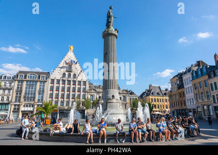 Place du General de Gaulle, die mit der Spalte der Göttin, Lille, Frankreich. Die Spalte, bekannt als La Colonne de la Deese ist ein Denkmal für die local heroes Stockfoto