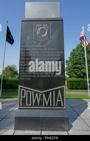 Westbury, New York - August 21, 2018 Die Vorderseite eines Denkmal zur Erinnerung an POW-MIA an den Veteranen Plaza in der Eisenhower Park hat ein Gebet. Stockfoto