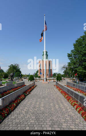 Westbury, New York - August 21, 2018 Die Veterans Memorial an den Veteranen Plaza in der Eisenhower Park als durch die Wände der Ehre angesehen. Stockfoto