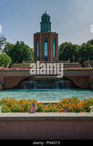 Westbury, New York - August 21, 2018 Die Veterans Memorial in der Eisenhower Park gesehen von unten die Brunnen. Stockfoto