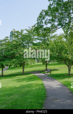 Westbury, New York - 21. August 2018 dort sind Bänke und Bäume viel Schatten zu entspannen und die Schönheit und Ruhe der Eisenhower Park genießen. Stockfoto