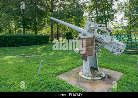 Westbury, New York - August 21, 2018 Zwei Gedenktafeln auf einem vintage Anti Aircraft naval Gun, die an den Veteranen Plaza in der Eisenhower Park sitzt montiert Stockfoto