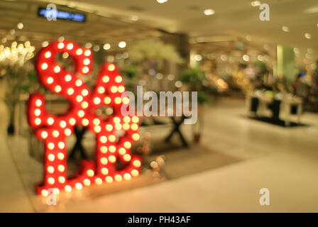 Abstrakte unscharfer Schuss von Light-up Verkauf Zeichen in der Shopping Mall, zum Hintergrund Stockfoto