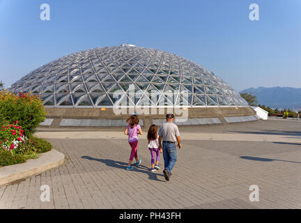 Familie vor Der blödel Wintergarten im Queen Elizabeth Park, Vancouver, BC, Kanada Stockfoto