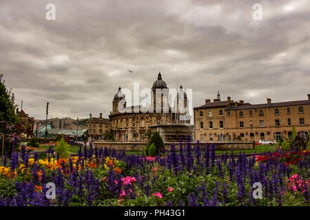 Rumpf Queens Garden Brunnen und Blumenarrangements Stockfoto