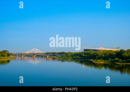 Warszawa, Masowien/Polen - 2018/08/30: Panoramablick auf die pge Narodowy National Stadium, Poniatowskiego Brücke und Swietokrzyski-brücke in der Stockfoto