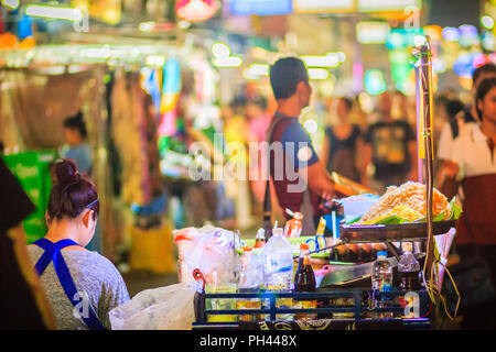 Bangkok, Thailand - 2. März 2017: Street Food vendor Kochen und verkaufen Pad Thai gebratene Nudeln im Khao San Road Night Market, Bangkok, Thailand. Stockfoto