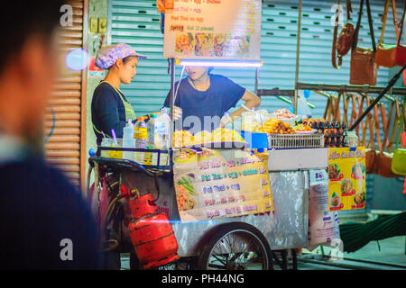 Bangkok, Thailand - 2. März 2017: Street Food vendor Kochen und verkaufen Pad Thai gebratene Nudeln im Khao San Road Night Market, Bangkok, Thailand. Stockfoto