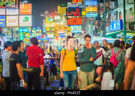 Bangkok, Thailand - 2. März 2017: Touristen und Rucksacktouristen auf der Khao San Road Nachtmarkt besucht. Khao San Road ist eine berühmte low budget Hotels und gu Stockfoto