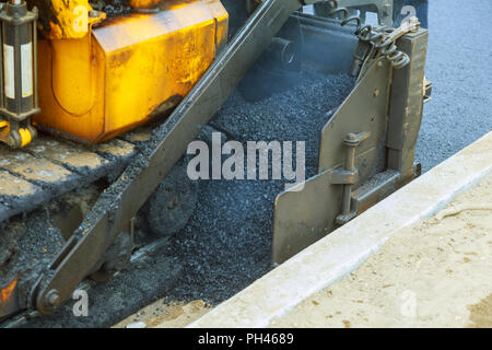 Straße erneuern. Frischer asphalt Bau. Neue straßenbau Stockfoto