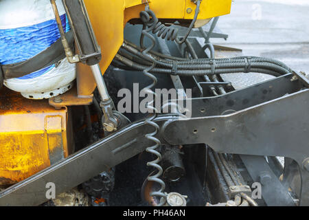 Asphalt fertiger Maschine beim Straßenbau, Verkehrswegebau die erste Schicht der Asphalt. Stockfoto