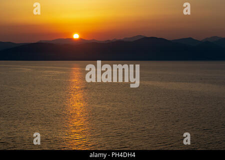 Sonnenaufgang über der Küste von Mallorca Im Mittelmeer Stockfoto