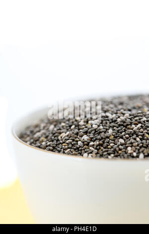 Schüssel mit gesunden Chia Samen, Salvia hispanica, eine nahrhafte Lebensmittel Quelle hoher Gehalt an Omega-3-Fettsäuren in Mexiko und S-W Vereinigten Staaten verbraucht wird. Stockfoto