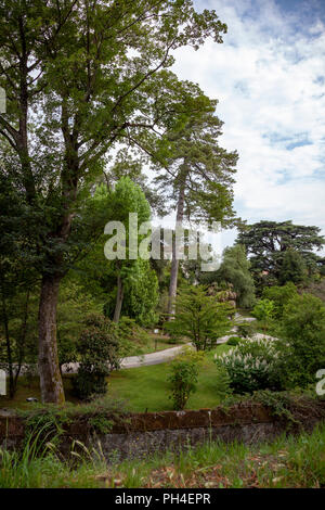 Ein Blick auf den botanischen Garten von Lucca (Toskana, Italien). Es ist eine schöne grüne und blühende Gegend am Fuße der Stadtmauer, Stockfoto