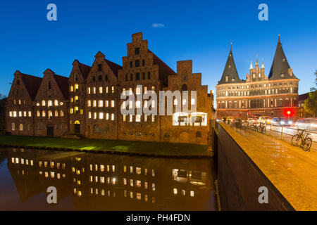 Historische Salz Lagerhäuser (Salzspeicher) und dem Holstentor an der Trave in Lübeck, Schleswig-Holstein, Deutschland in der Nacht Stockfoto