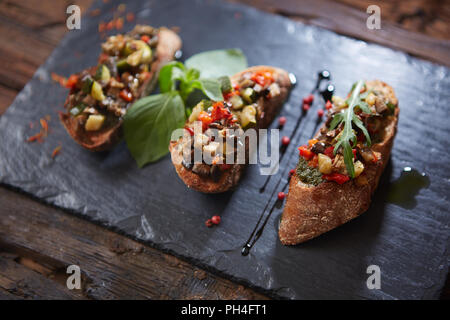 Gesundes Vollkornbrot Toast mit süßen gebackene Paprika und Tomate. Gesunde, nahrhafte Stockfoto