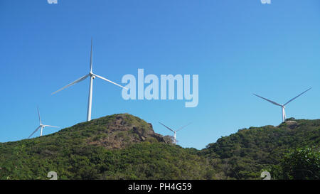 Windmühlen für elektrische Energie Produktion. Bangui Windmühlen in Ilocos Norte, Philippinen. Solar Farm, Solar Power Station. Stockfoto