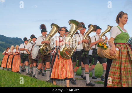 Traditionelle bayerische Brass Band marschieren. Berchtesgadener Land, altsalzburger, Oberbayern, Deutschland Stockfoto