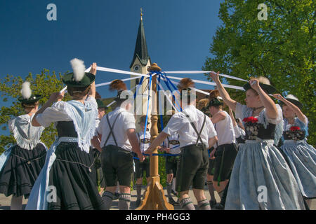 Tanz um den Maibaum. Piding, Oberbayern, Deutschland Stockfoto