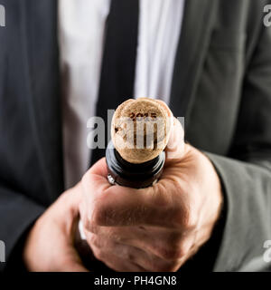 Nahaufnahme, Geschäftsmann öffnen Flasche Wein mit 2015 Text auf der Korken. Stockfoto