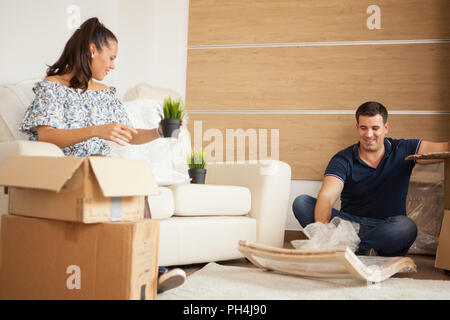 Junges Paar Umzug in neues Zuhause und Auspacken carboard Boxen. in fast fertig. Stockfoto