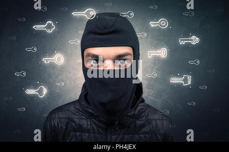 Einbrecher stehen Werkzeuge in seiner Hand. Stockfoto