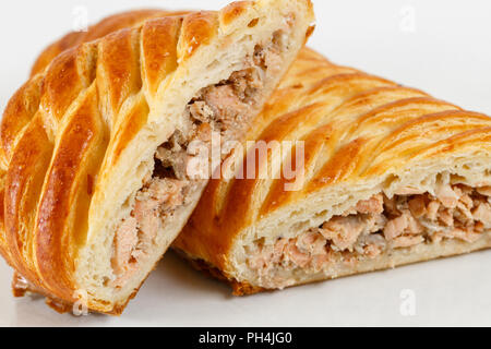 Leckere Blätterteig Dessert in zwei Hälften geschnitten. Köstliches Gebäck mit Hackfleisch Fisch auf hellen Hintergrund. Stockfoto