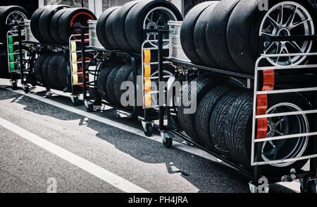 Racing Felgen & Reifen box pit stop Paddock. Stockfoto