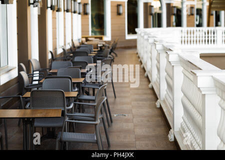 Tische und Stühle im Restaurant Balkon Stockfoto