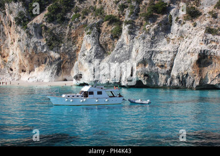 Boot in Cala Mariolu - Nationalpark auf den Golf von Orosei und Gennargentu1 2 Stockfoto