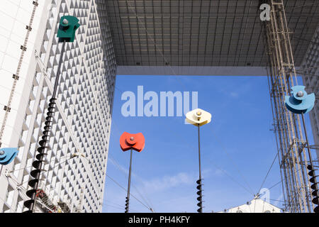 In der Nähe der Grande Arche und das Artwork Signaux Heitronic vom Künstler Takis in La Défense in Paris, Frankreich. Stockfoto