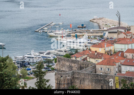 Budva, Montenegro - April 2018: Earial Blick auf die Yachten und Boote im Hafen in Budva Stadt günstig Stockfoto