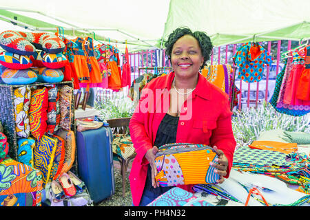 Ein Simbabwischer curio Verkäufer in Harare gesehen Stockfoto