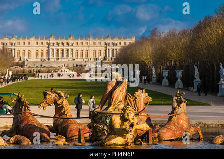 Springbrunnen von Apollo in den Garten von Schloss Versailles in einem eiskalten Wintertag kurz vor Frühling Stockfoto