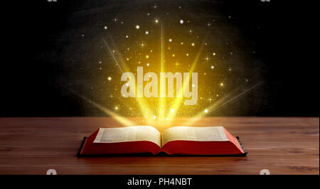 Gelbe Leuchten und Funkeln aus einem offenen Buch Stockfoto