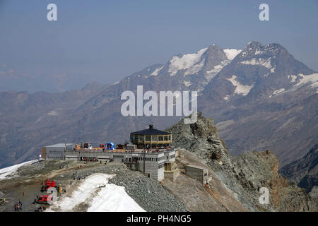 Saas Fee, Mittelallalin Sommer Skigebiet und das Drehrestaurant, Saastal, Schweiz, Stockfoto