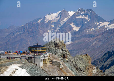 Saas Fee, Mittelallalin Sommer Skigebiet und das Drehrestaurant, Saastal, Schweiz, Stockfoto